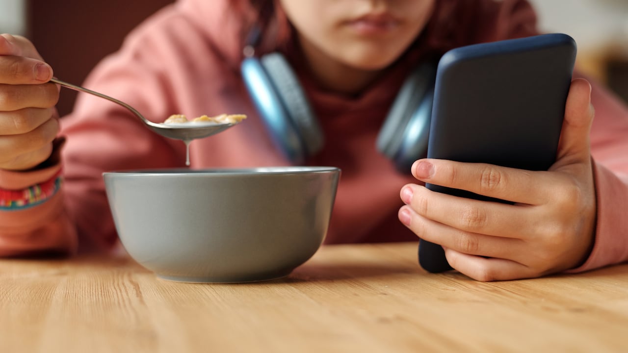 La decisión de entregar un celular a un menor de edad suele estar cargada de dudas.