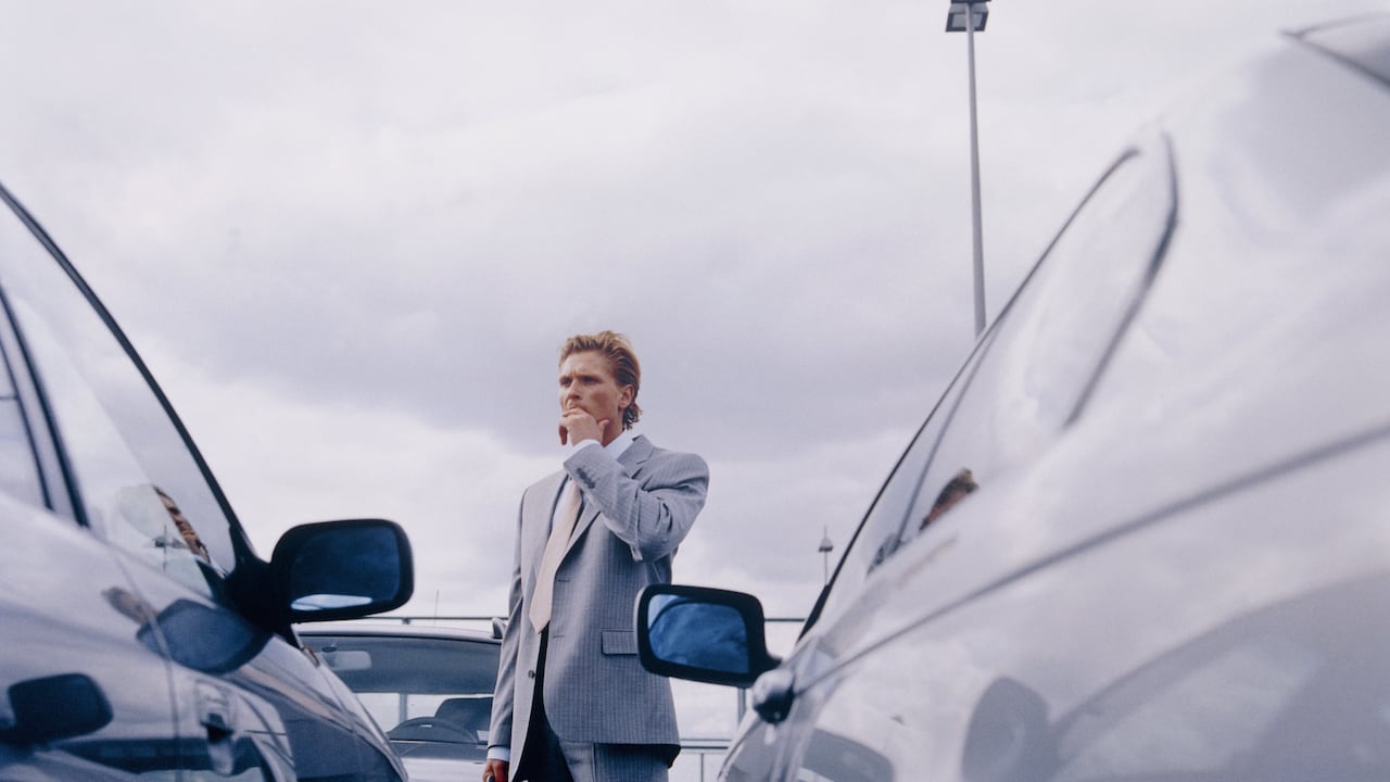 Deben elegir un espacio que sea lo suficientemente grande para su automóvil y que permita suficiente espacio entre los vehículos vecinos.