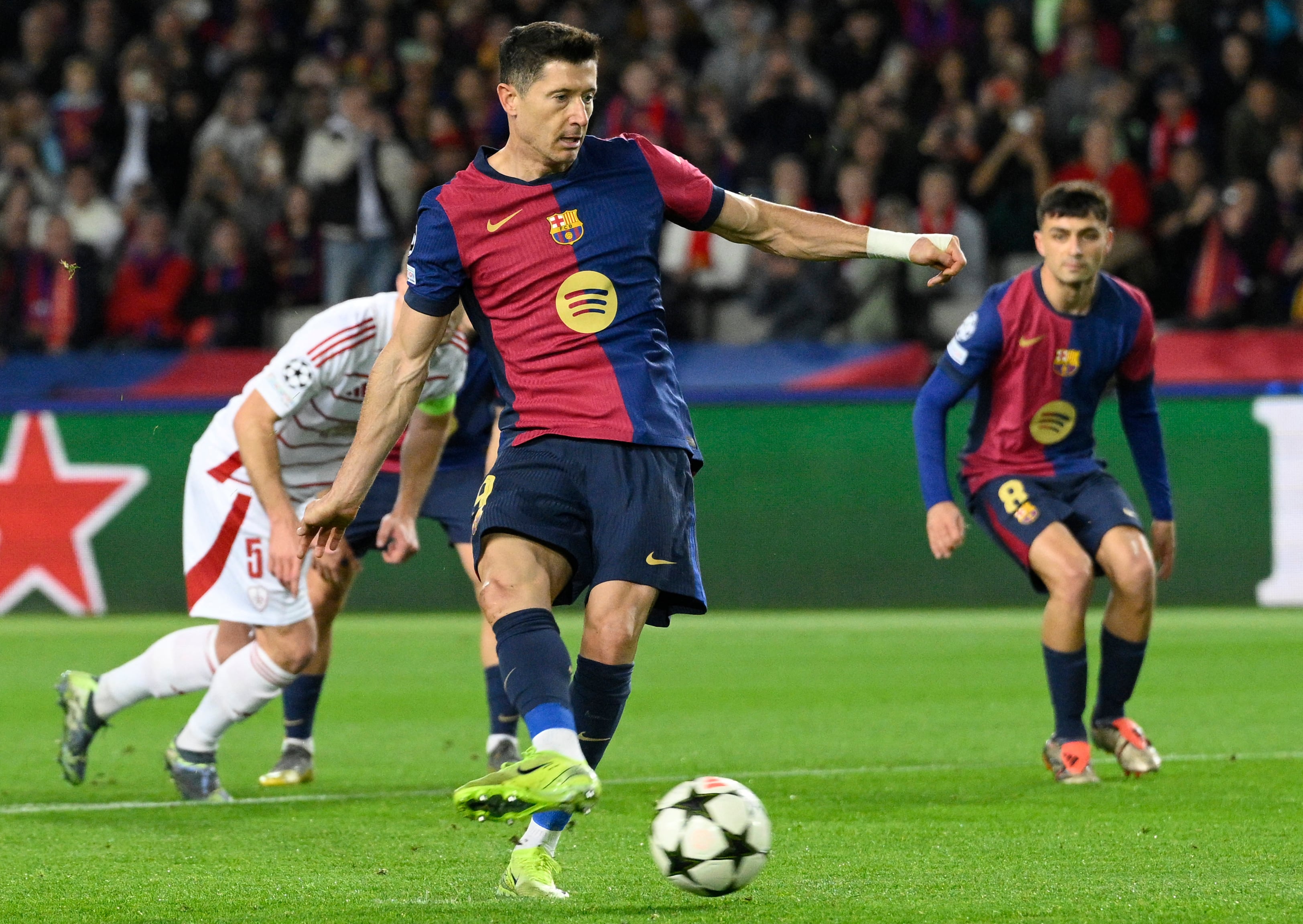 Robert Lewandowski consiguió ante el Brest su gol 100 en la Uefa Champions League.