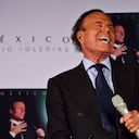 El cantante español Julio Iglesias canta antes de una conferencia de prensa en la Ciudad de México, el 23 de septiembre de 2015.