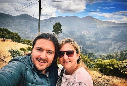 Andrés Sandoval y su esposa