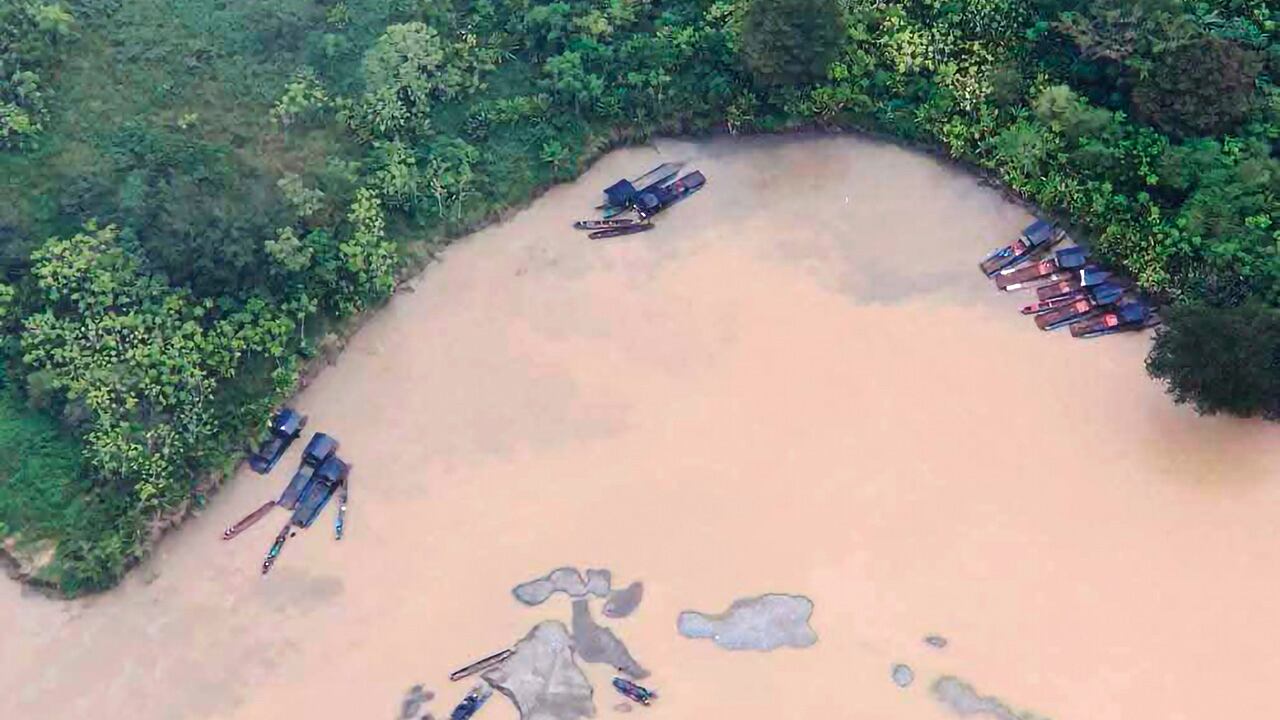 Varias lanchas se agrupan en las orillas de los ríos.