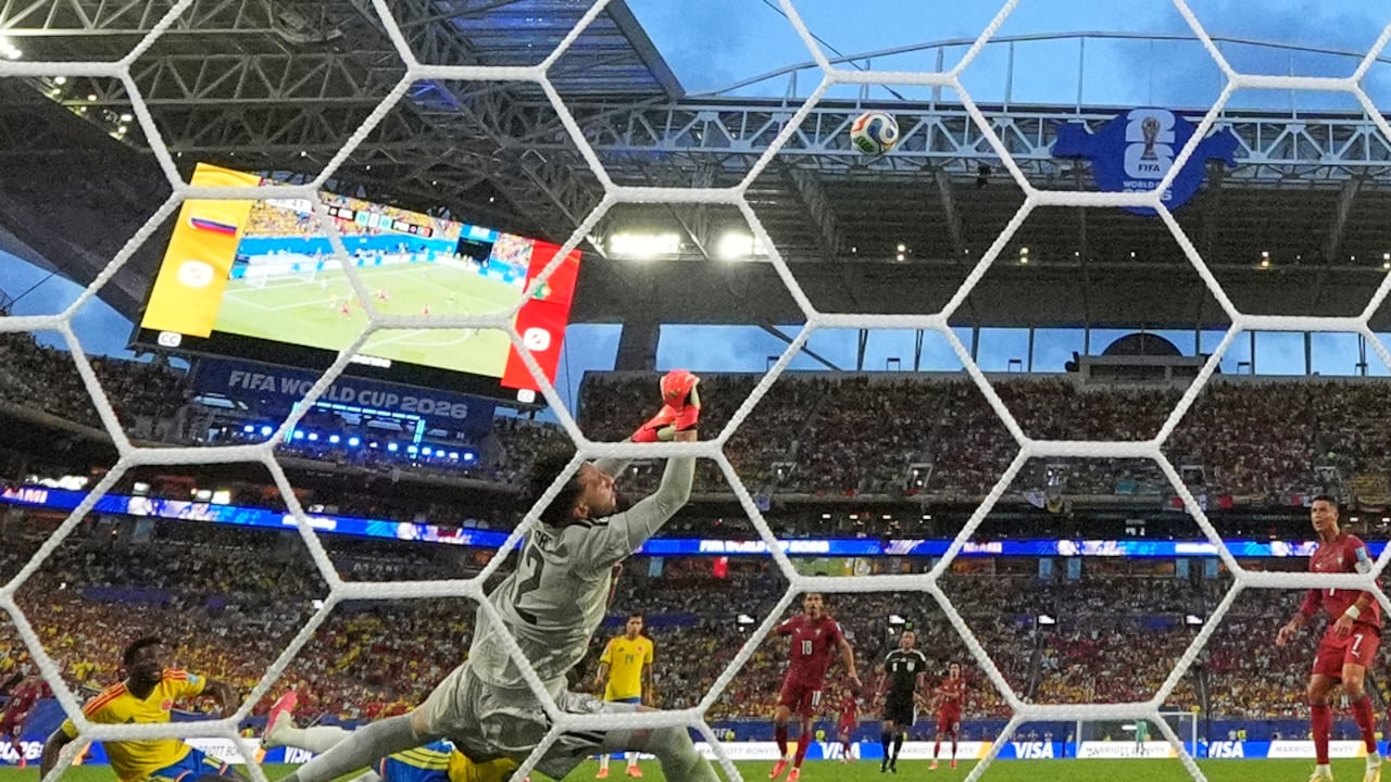 Camilo Vargas, uno de los cancerberos de este Mundial 2026, tapa un remate fuerte de Bruno Fernandes que pudo haber dado la ventaja a Portugal.