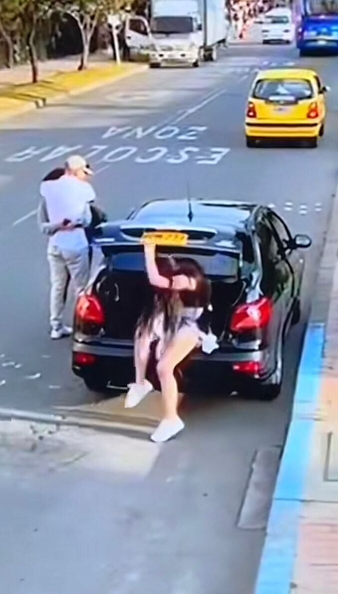 Hombre infiel se las da de vivo y esconde a su amante en el baúl mientras enfrenta a su pareja