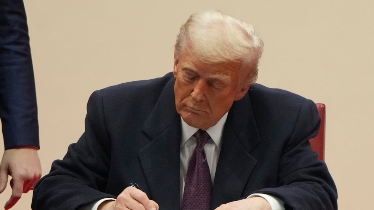 Estas son los decretos de Biden que Trump revocó en su primer día como presidente