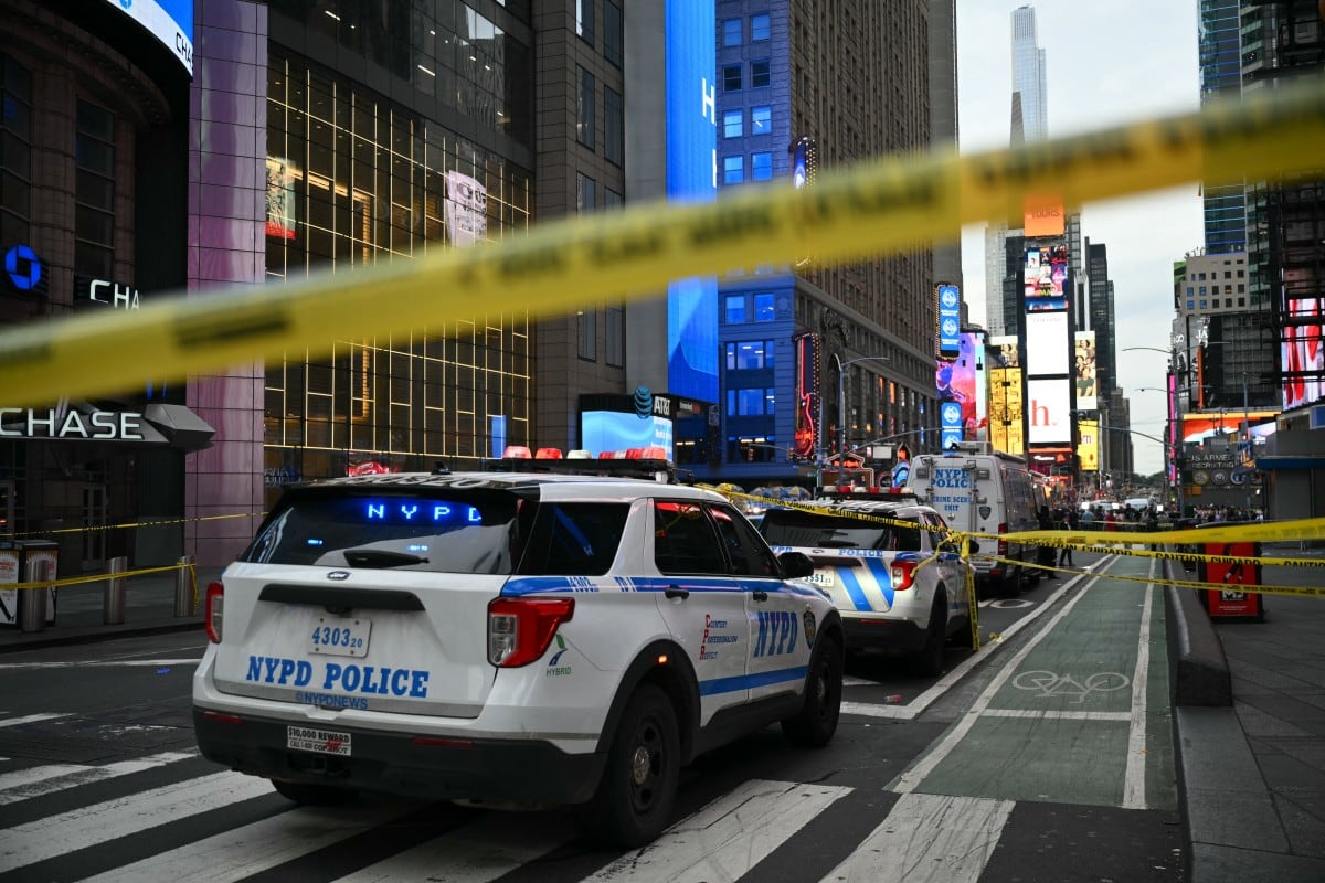 Se observan vehículos de la policía de la ciudad de Nueva York en el área donde un tiroteo con participación policial dejó dos muertos cerca de Times Square, en Nueva York.