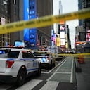 Se observan vehículos de la policía de la ciudad de Nueva York en el área donde un tiroteo con participación policial dejó dos muertos cerca de Times Square, en Nueva York.