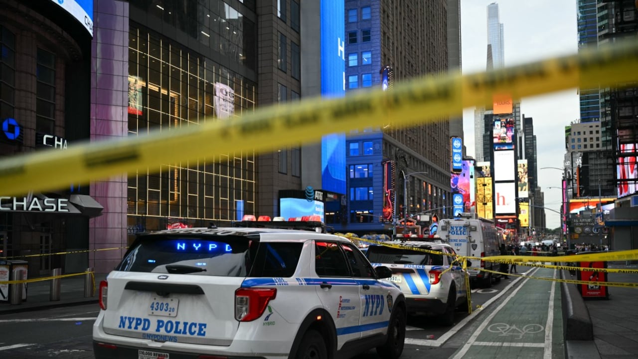 Se observan vehículos de la policía de la ciudad de Nueva York en el área donde un tiroteo con participación policial dejó dos muertos cerca de Times Square, en Nueva York.