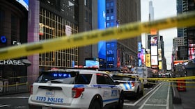 Se observan vehículos de la policía de la ciudad de Nueva York en el área donde un tiroteo con participación policial dejó dos muertos cerca de Times Square, en Nueva York.
