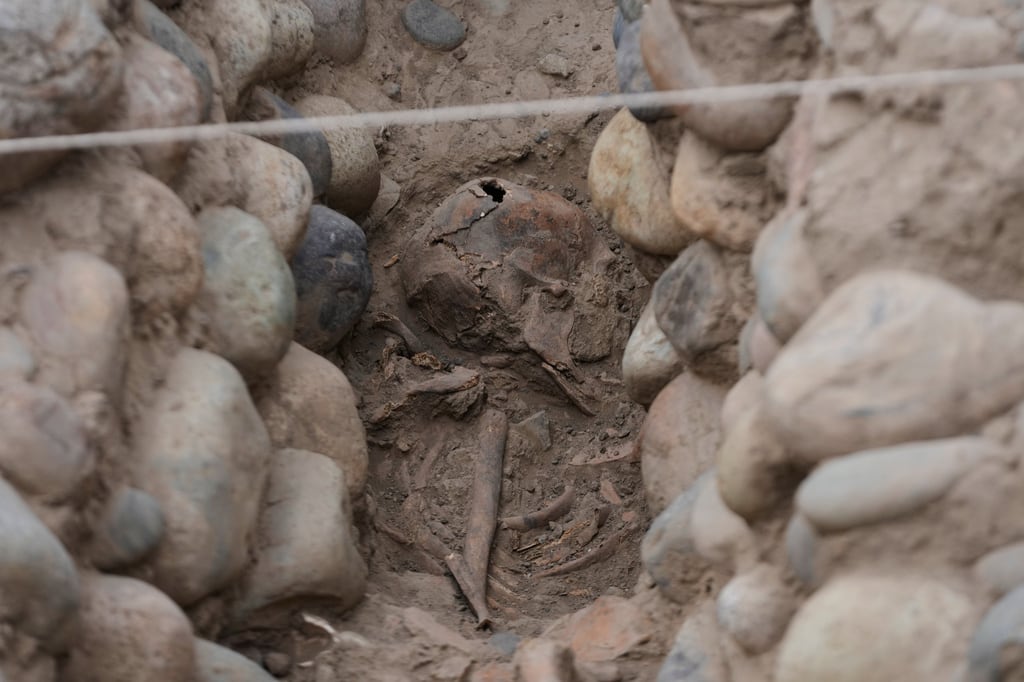 Los arqueólogos analizan la orientación del cuerpo para entender cómo se realizó el antiguo ritual.