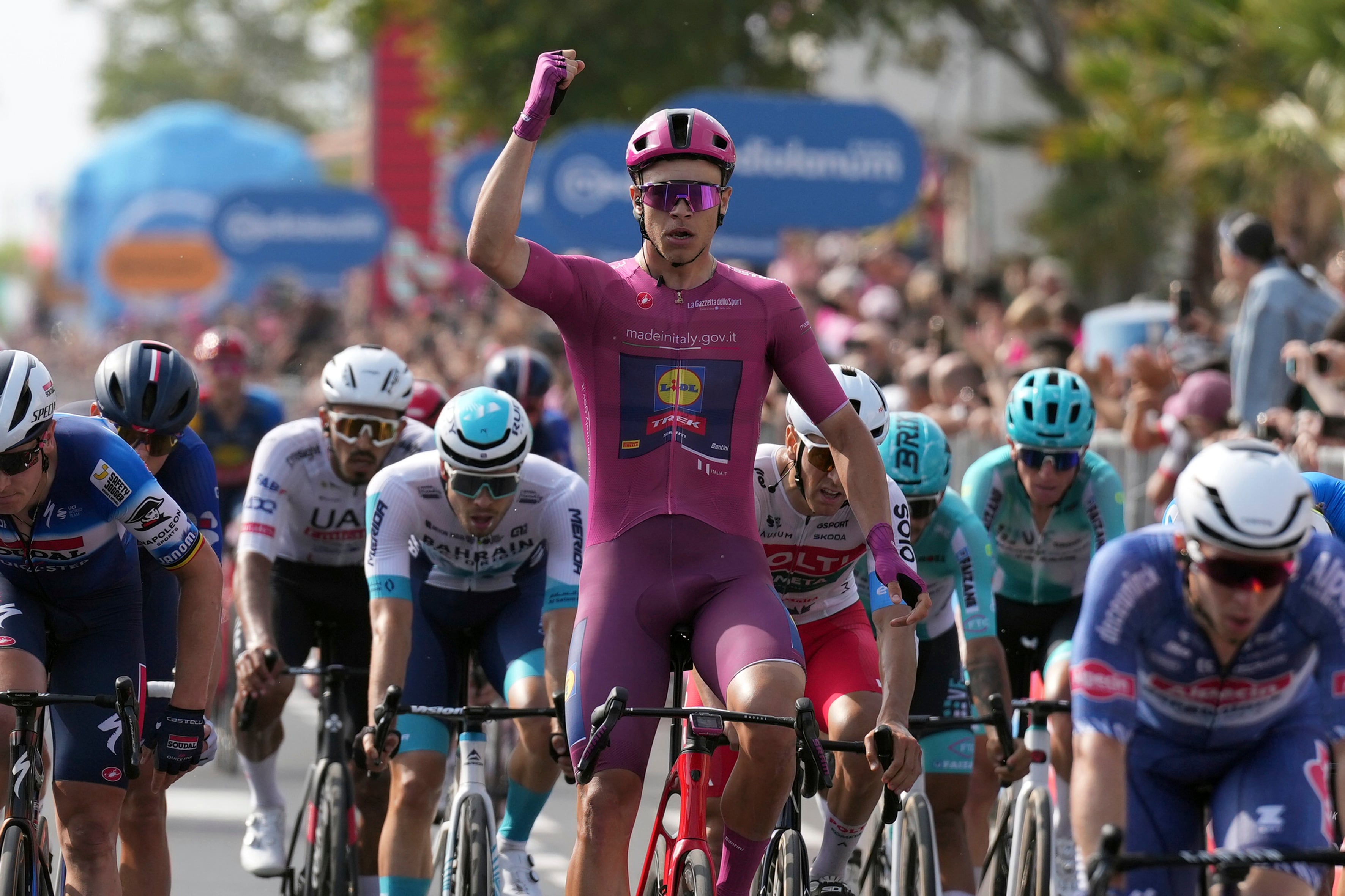 El italiano Jonathan Milan, centro, cruza la línea de meta para ganar la undécima etapa del Giro d'Italia, carrera ciclista del Tour de Italia, desde Foiano di Val Fortore hasta Francavilla al Mare, Italia, el miércoles 15 de mayo de 2024. (Gian Mattia D'Alberto/LaPresse vía AP)