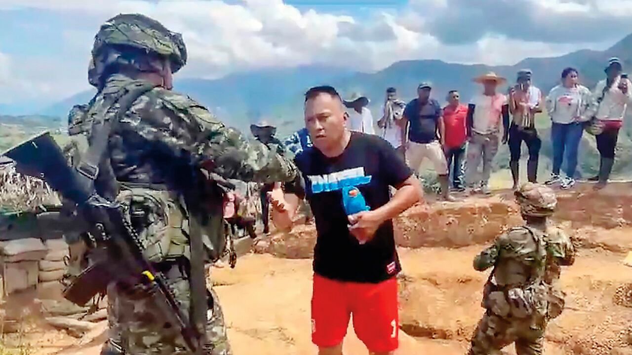 Momentos en los que se estaria llevando a cabo la operación con el presunto  traficante de cocaína. 