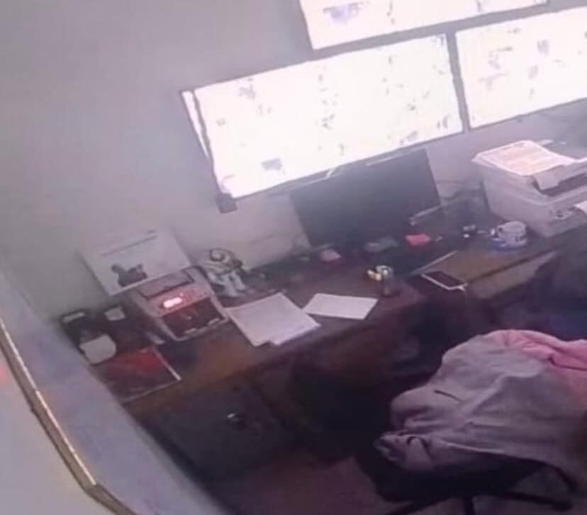 Al parecer, la persona encargada de la seguridad se quedó dormida.