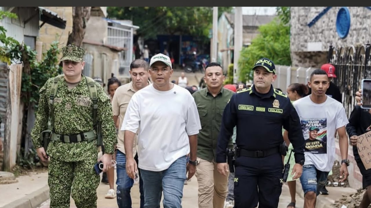 Yahir Acuña e integrantes de la Fuerza Pública.