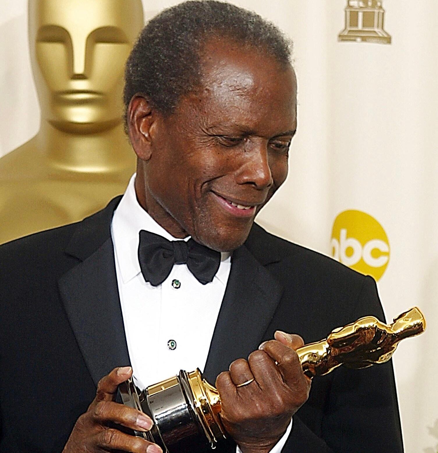 (ARCHIVOS) En esta foto de archivo tomada el 23 de marzo de 2002, el actor estadounidense Sidney Poitier admira su Oscar honorífico en la 74ª entrega de los Premios de la Academia de Hollywood. (Foto de MIKE NELSON / AFP) - Foto: AFP