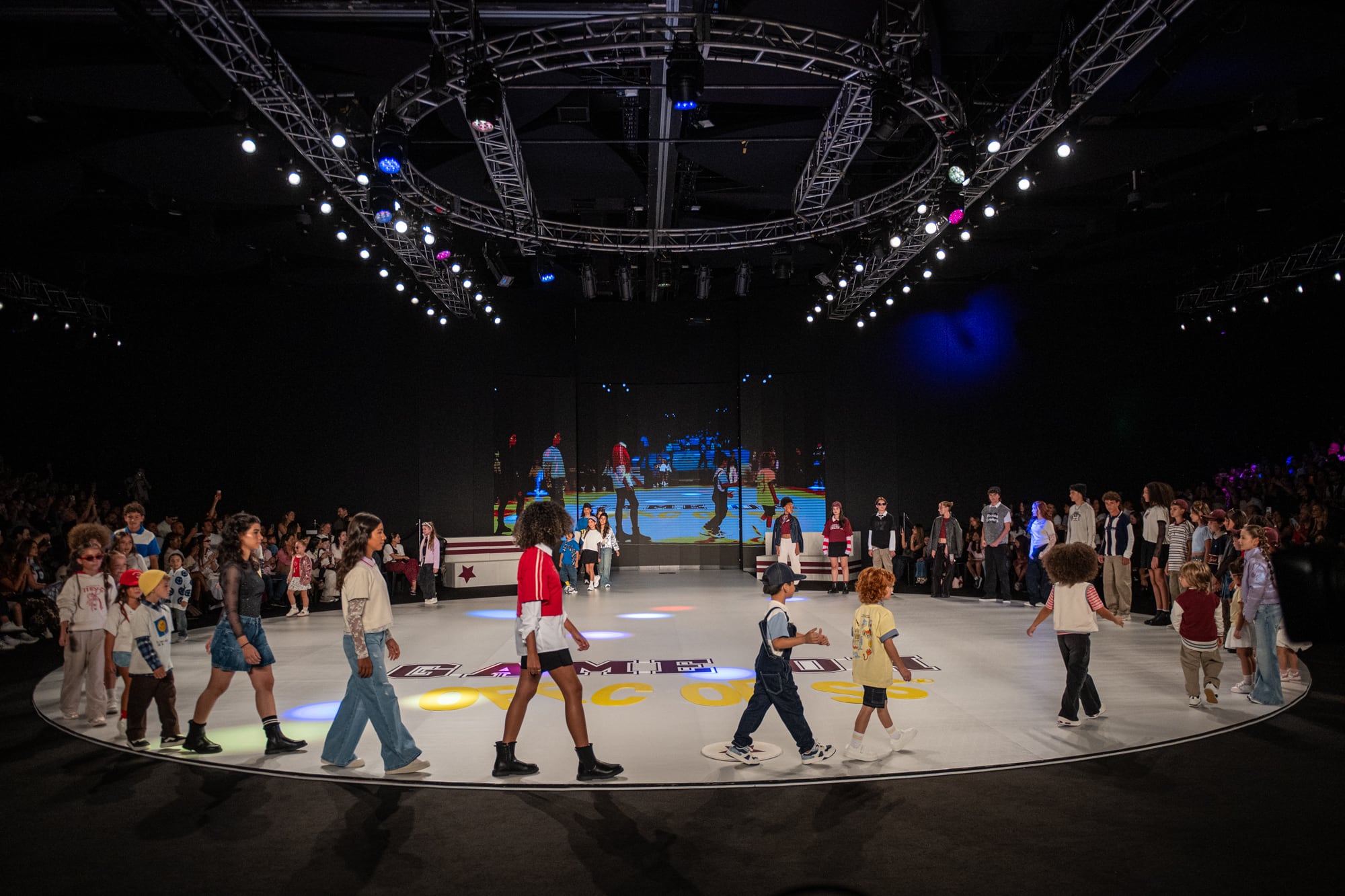 Salomé Rodríguez, hija del futbolista James Rodríguez y la deportista, empresaria y modelo Daniela Ospina, debutó como modelo en la pasarela de Off Corss en Colombiamoda 2026
