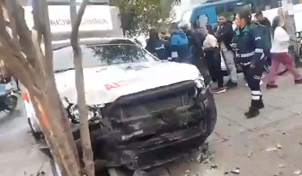 La ambulancia chocó contra un árbol luego de embestir a los motociclistas.
