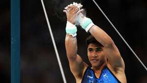 Ángel Barajas del equipo Colombia reacciona después de competir en la final de barra horizontal masculina de gimnasia artística el décimo día de los Juegos Olímpicos París 2024 en Bercy Arena el 05 de agosto de 2024 en París, Francia.