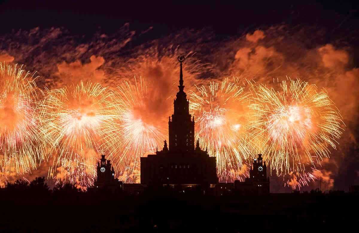 Fuegos artificiales sobre la Universidad de Moscú, durante la celebración del 75 aniversario de la derrota nazi en la Segunda Guerra Mundial, en Moscú, Rusia, el 24 de junio. El desfile del Día de la Victoria normalmente se celebra el 9 de mayo, pero este año se pospuso debido a la pandemia de coronavirus. Foto: Alexander Zemlianichenko Jr/ AP