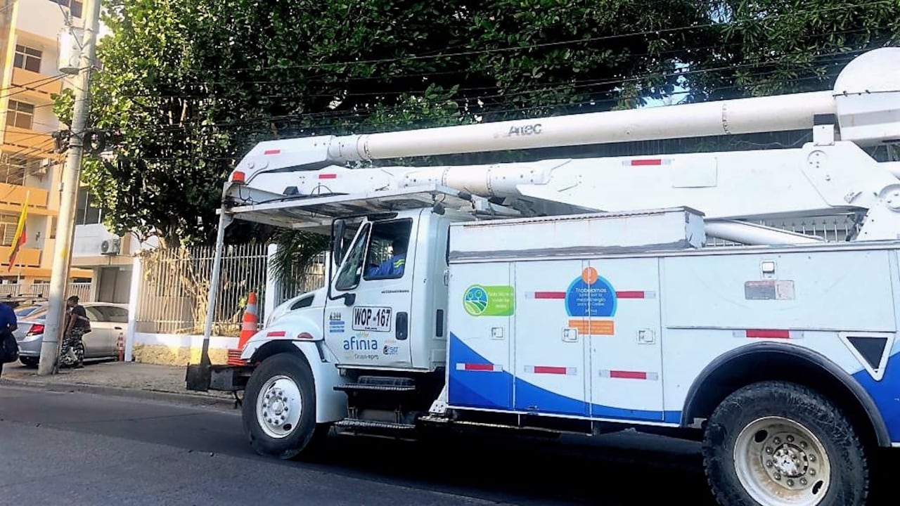 Camión de Afinia en labores de mantenimiento en Cartagena.