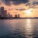 Bahía escénica de Cartagena (Bocagrande) y horizonte de la ciudad al atardecer