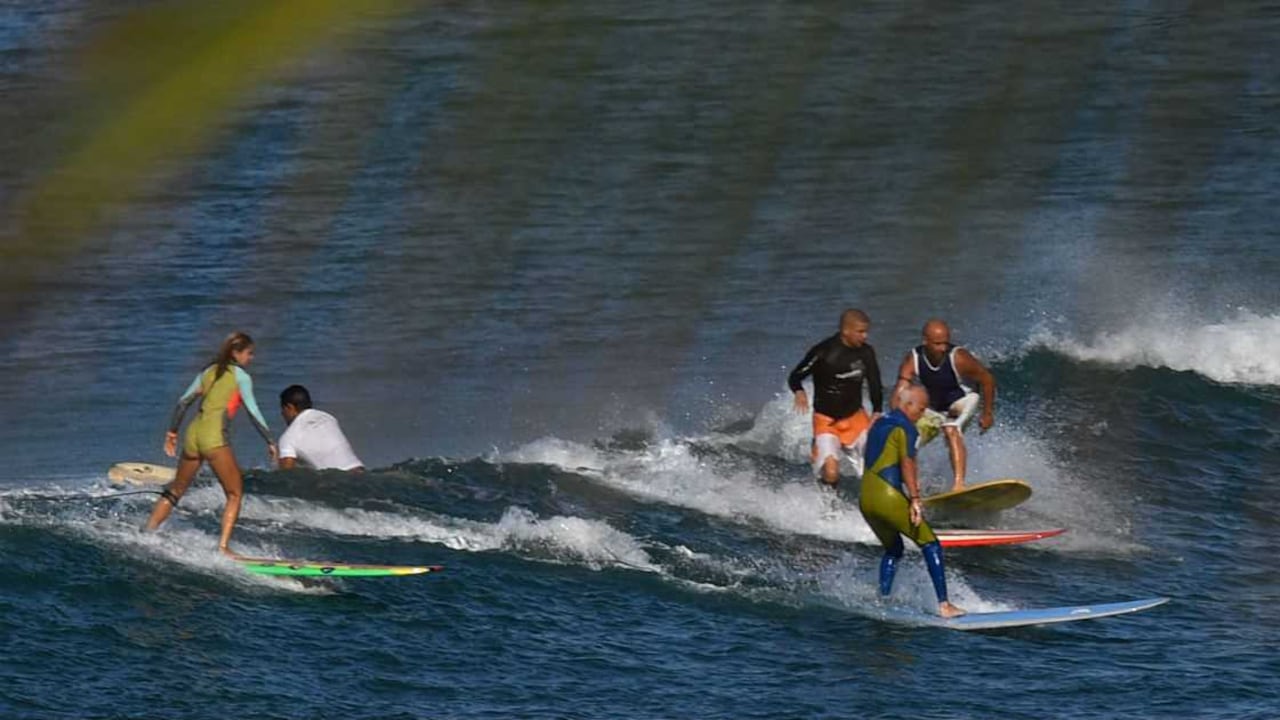 El surf busca atraer la atención de los jóvenes. CHRISTOPHE SIMON / AFP