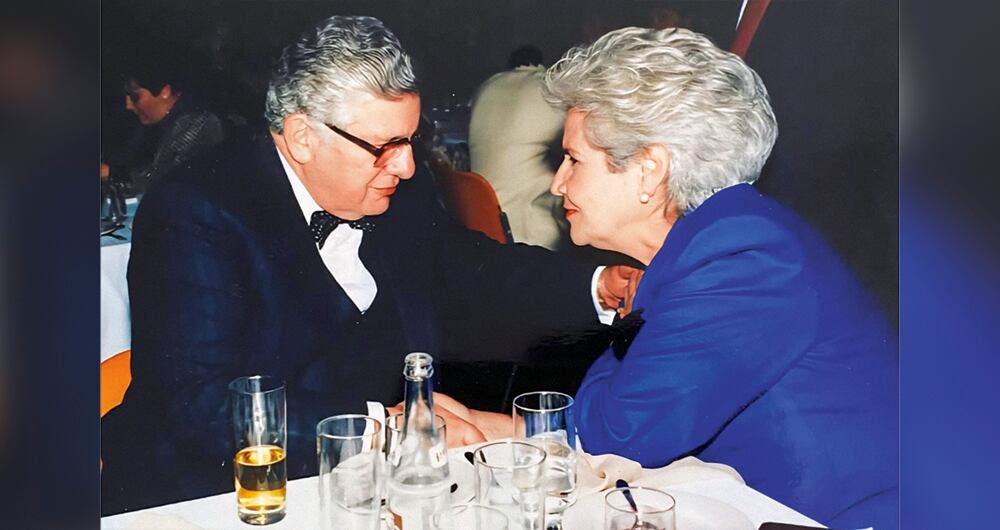 Doña Margoth Leongómez de Pizarro, madre de Carlos Pizarro, el entonces líder del M-19, lideró un homenaje al expresidente Julio césar Turbay a finales de 1989.