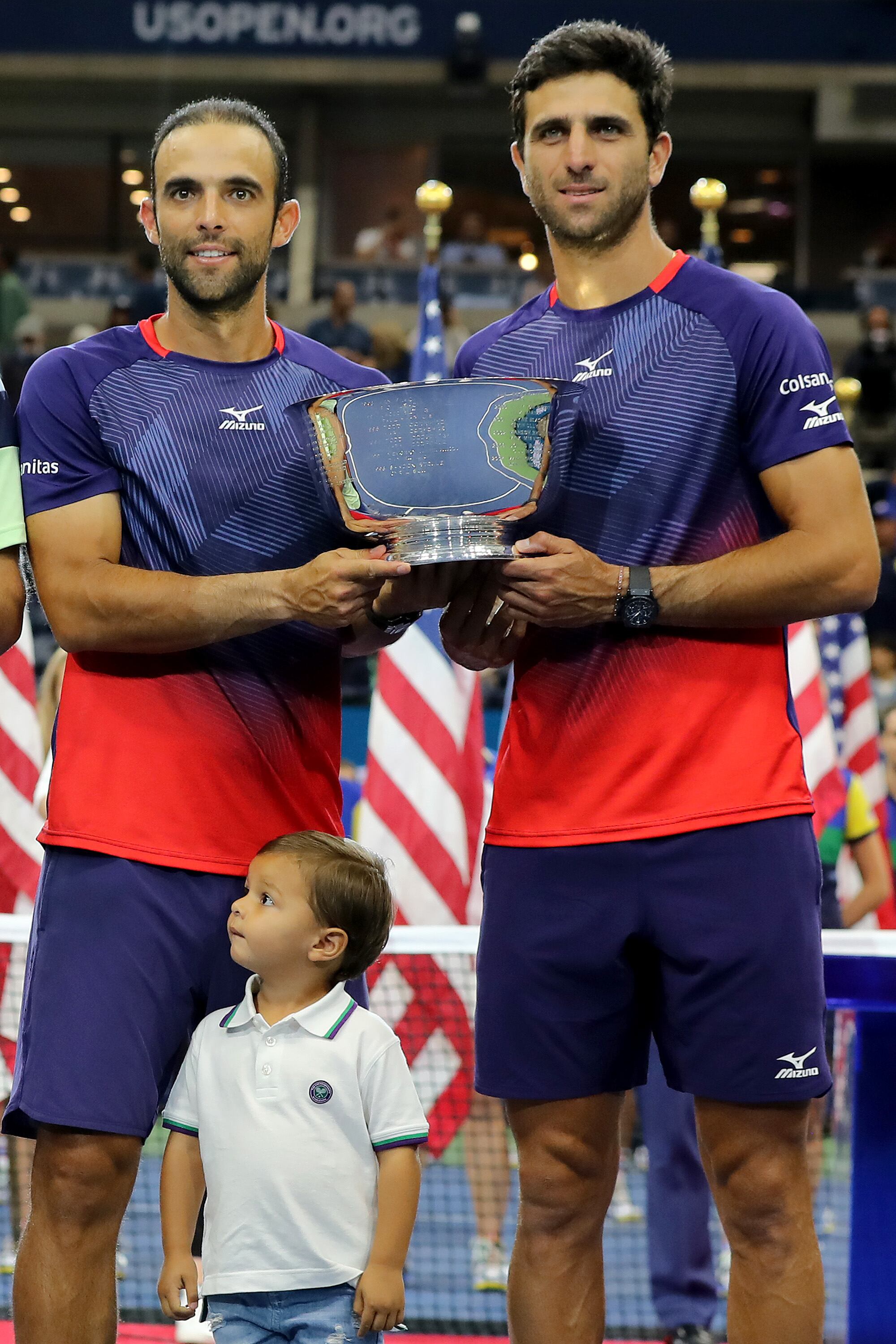 Juan Sebastián Cabal y Robert Farah de Colombia posan con el trofeo después de ganar su partido final de dobles masculino contra Marcel Granollers de España y Horacio Zeballos de Argentina el día doce del US Open 2019 en el USTA Billie Jean King National Tennis Center el 6 de septiembre de 2019 en el distrito de Queens de la ciudad de Nueva York. (Foto de Elsa/Getty Images)