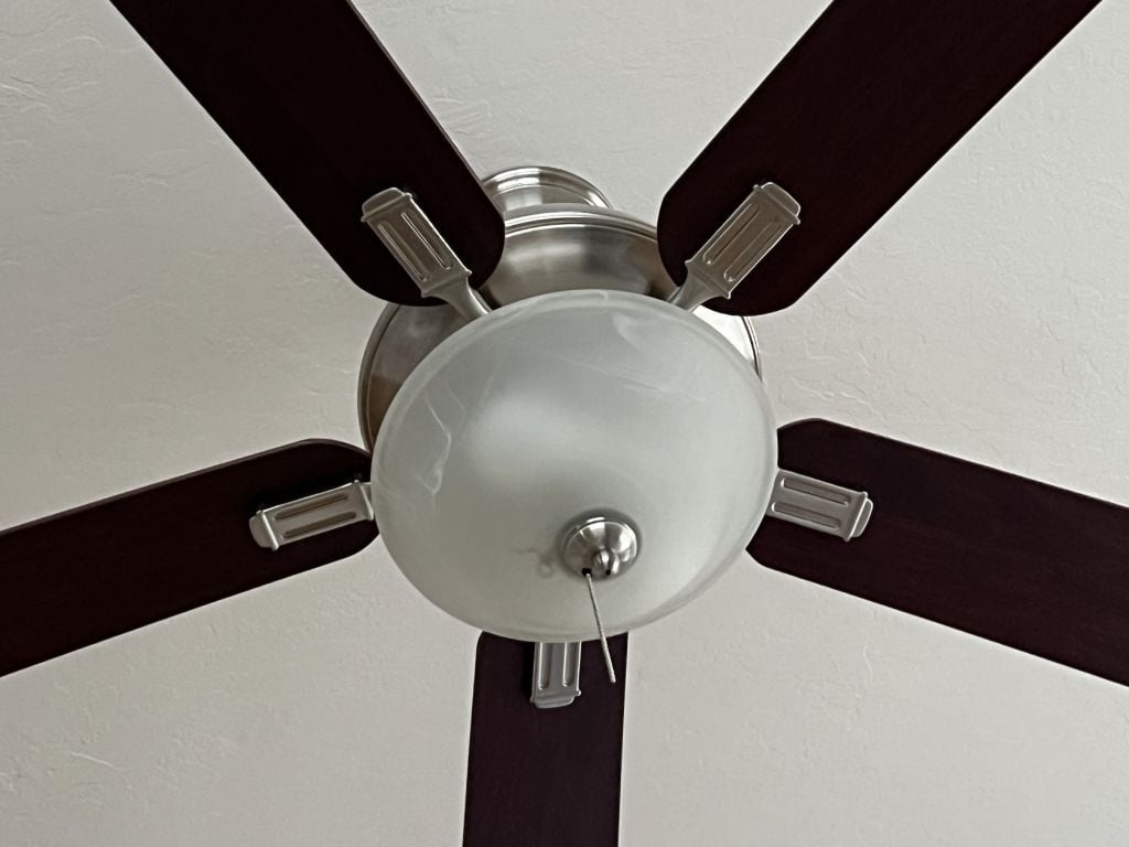 Los ventiladores de techo actuales también pueden cumplir una función decorativa, con diseños modernos y elegantes que se adaptan a cualquier estilo de interior.