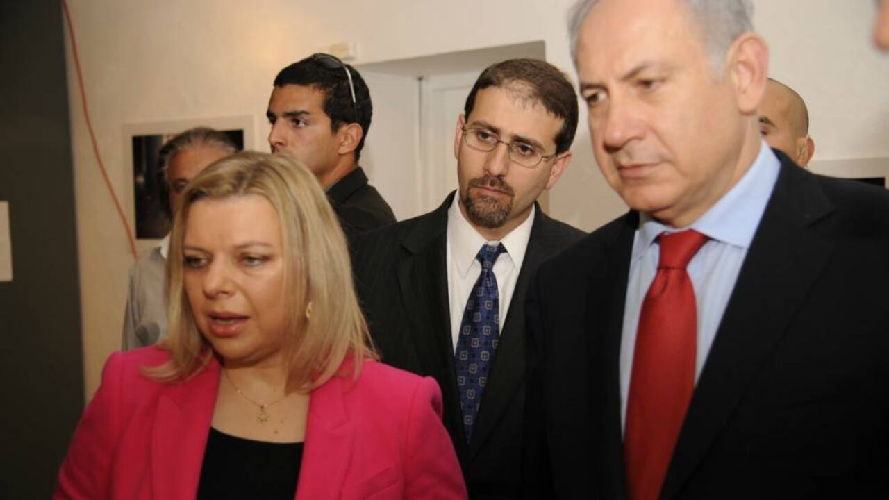 la esposa del primer ministro israelí Benjamin Netanyahu, fue inculpada este jueves por fraude y abuso de confianza.