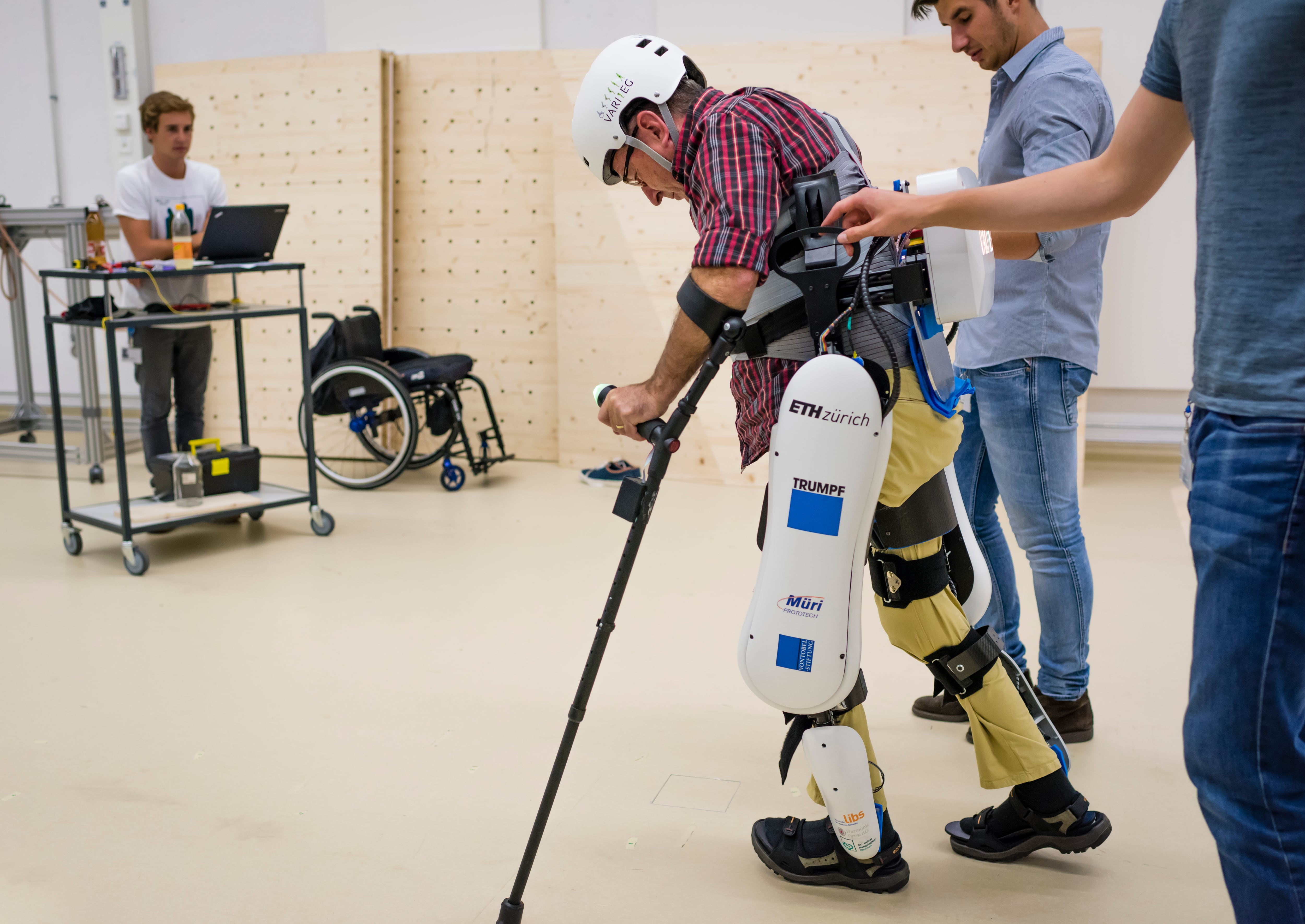 Dispositivos de alta tecnología como prótesis inteligentes y trajes biónicos comienzan a implementarse en Medellín, marcando un avance en la rehabilitación y la inclusión de personas con discapacidad en Colombia.
Foto de rferencia