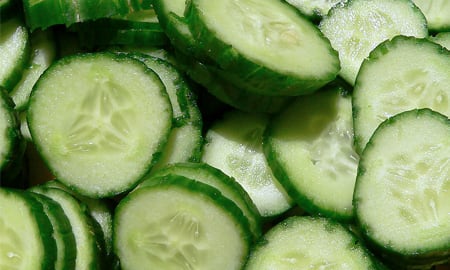 Licuar 100 g de pulpa de aloe vera con 100 g de pepino y añadir un poco de agua a la mezcla hasta obtener una pasta homogénea.