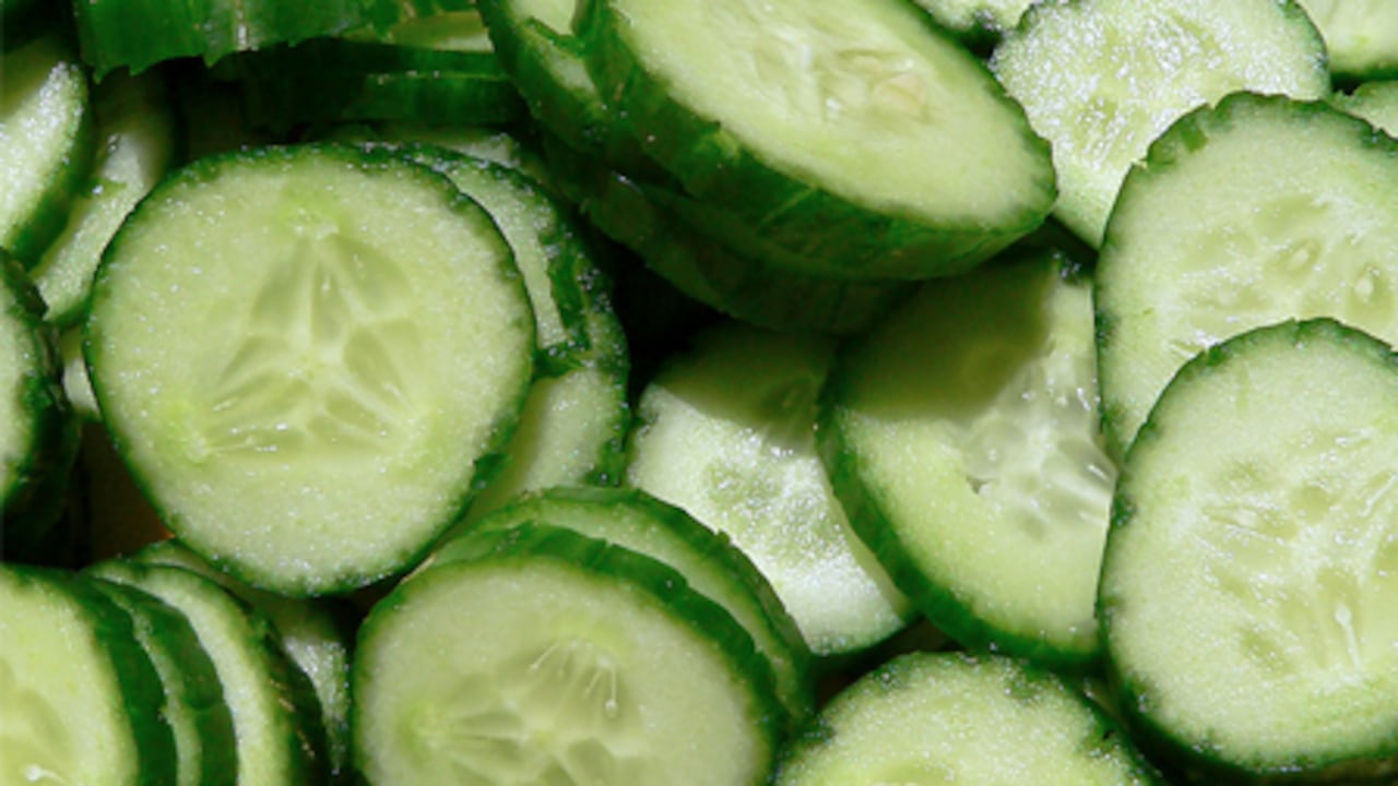 Una vez remojado, el pepino está listo para ser cortado según las preferencias y se puede condimentar al gusto.