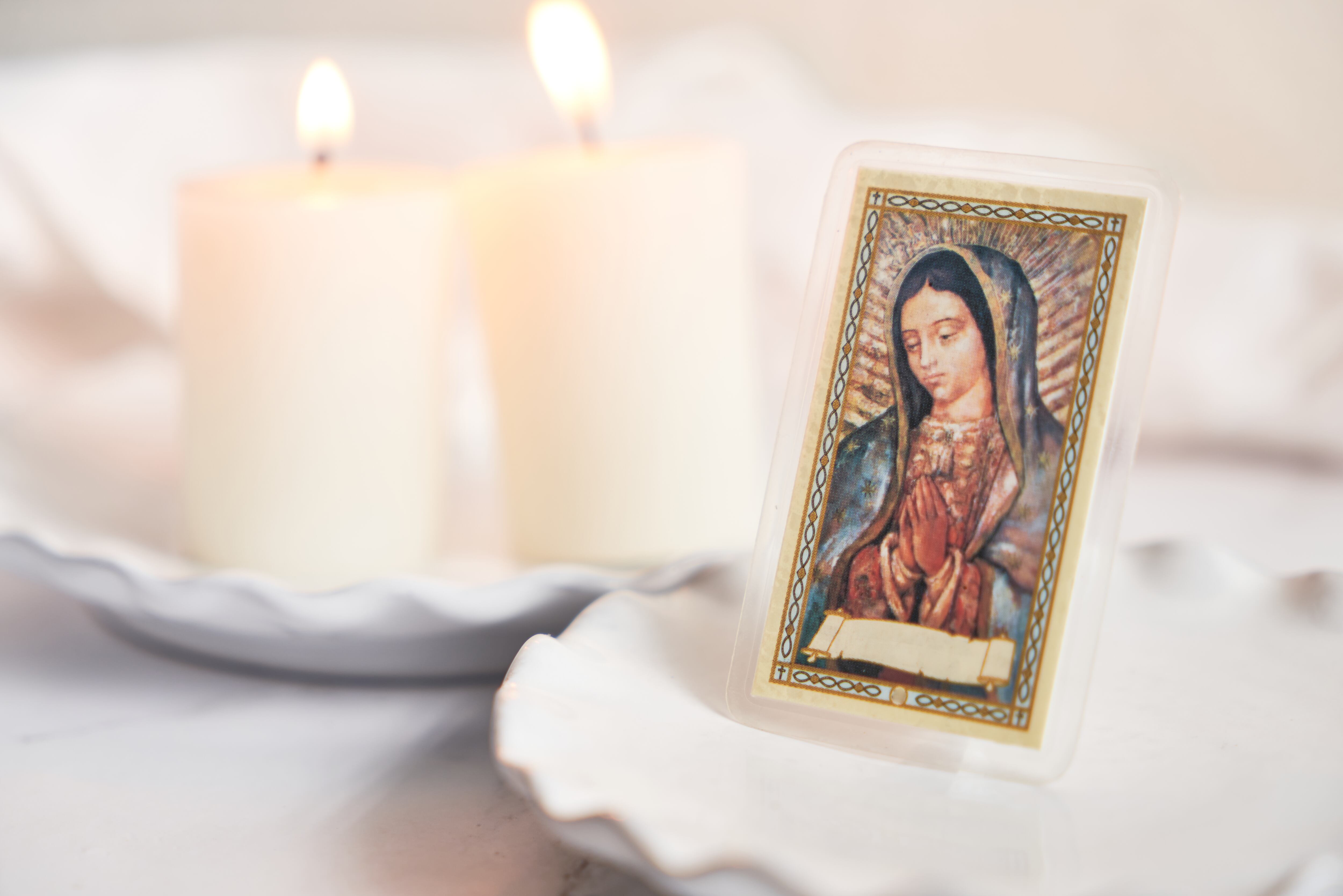 La Virgen de Guadalupe es una importante figura religiosa en varias comunidades de Colombia.