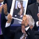 La lluvia de aplausos para el colombiano se presentó tras el discurso de Ursula von der Leyen, presidenta de la Comisión Europea, recordando a Victoria Amelina, colega ucraniana asesinada en un bombardeo ruso del que también fue víctima Abad Faciolince.