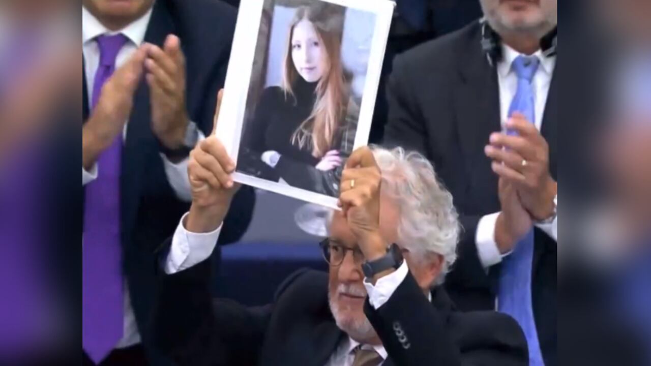 La lluvia de aplausos para el colombiano se presentó tras el discurso de Ursula von der Leyen, presidenta de la Comisión Europea, recordando a Victoria Amelina, colega ucraniana asesinada en un bombardeo ruso del que también fue víctima Abad Faciolince.