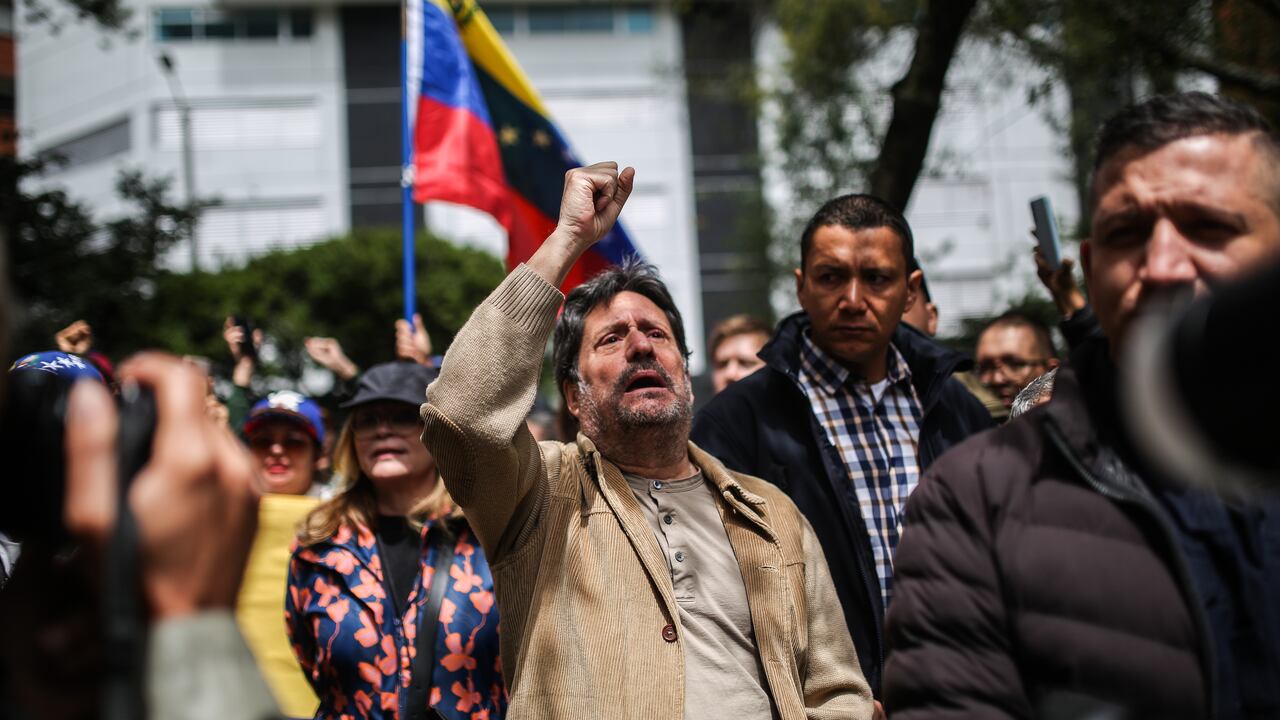 Francisco Santos protesta contra el régimen de Nicolás Maduro.