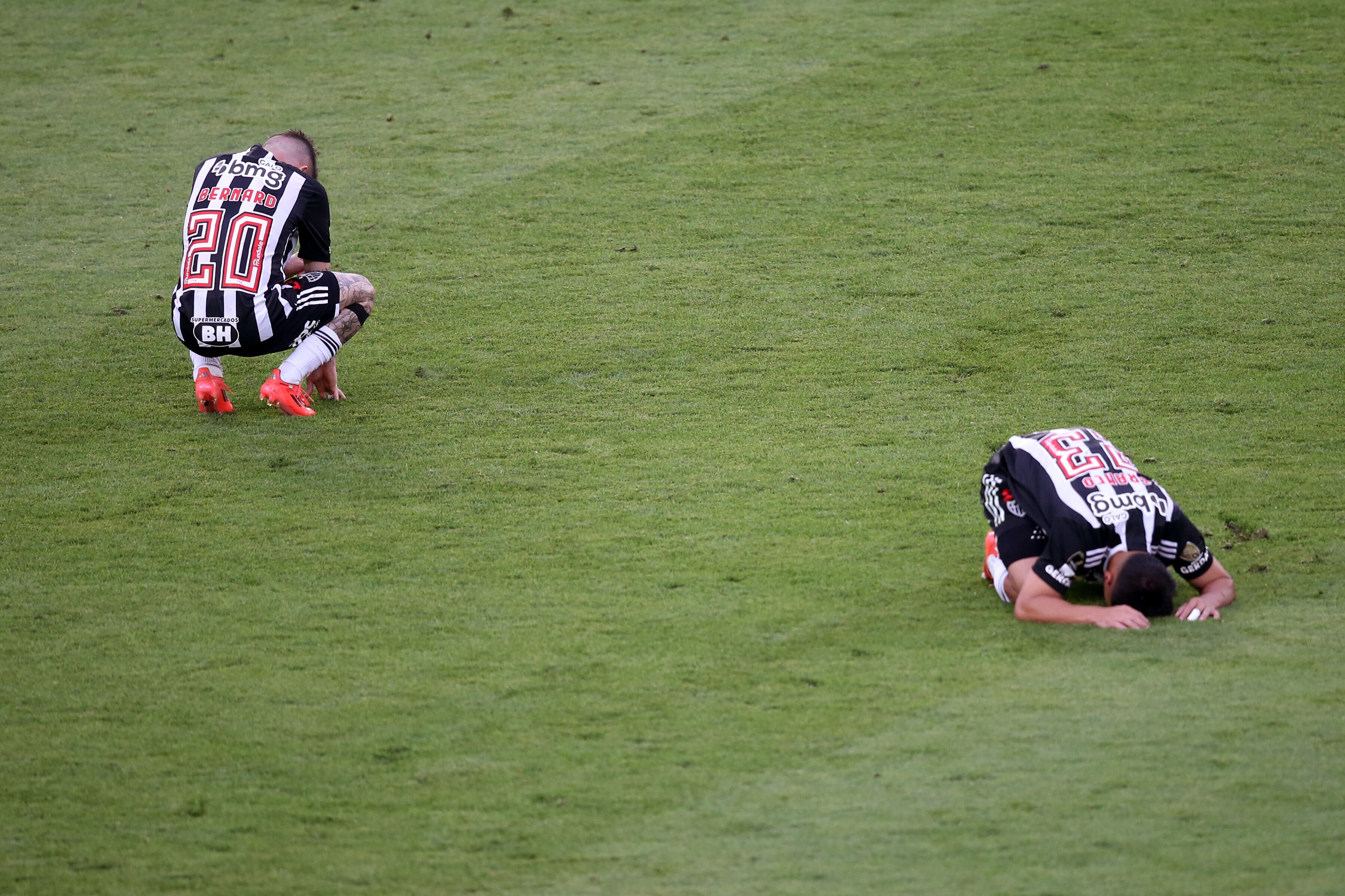 Mineiro se lamenta tras perder la final de la Copa Libertadores.