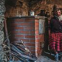 La conversión de fogones de leña en estufas eficientes, que requieren menor cantidad de biomasa y mejoran los procesos de combustión.