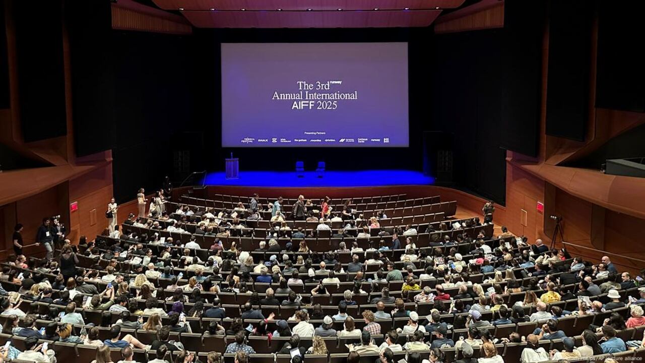 Total Pixel Space es una meditación sobre la imaginación contemporánea en tiempos de inteligencia artificial.