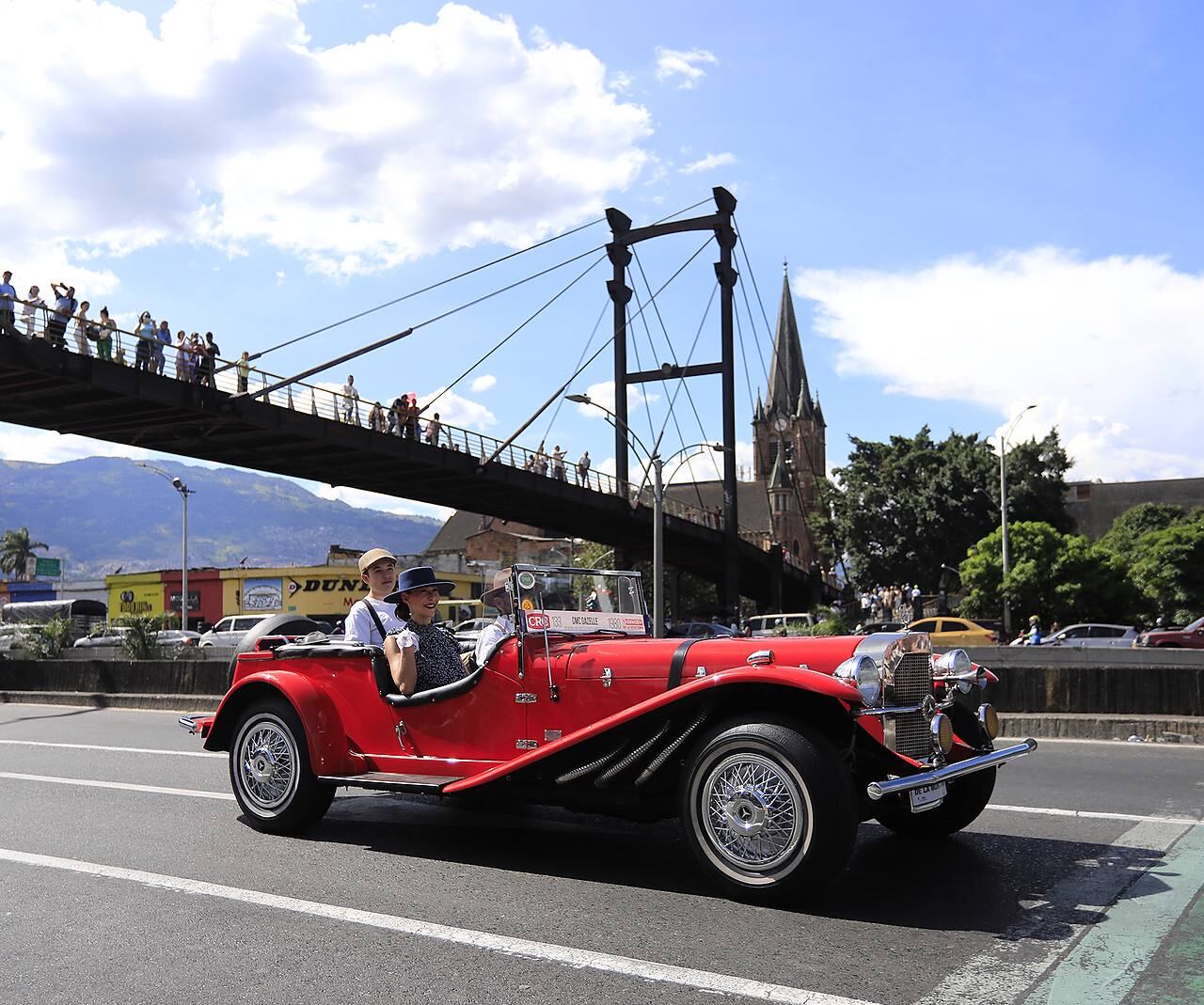 Desfile de Autos Clásicos y Antiguos en Medellín.