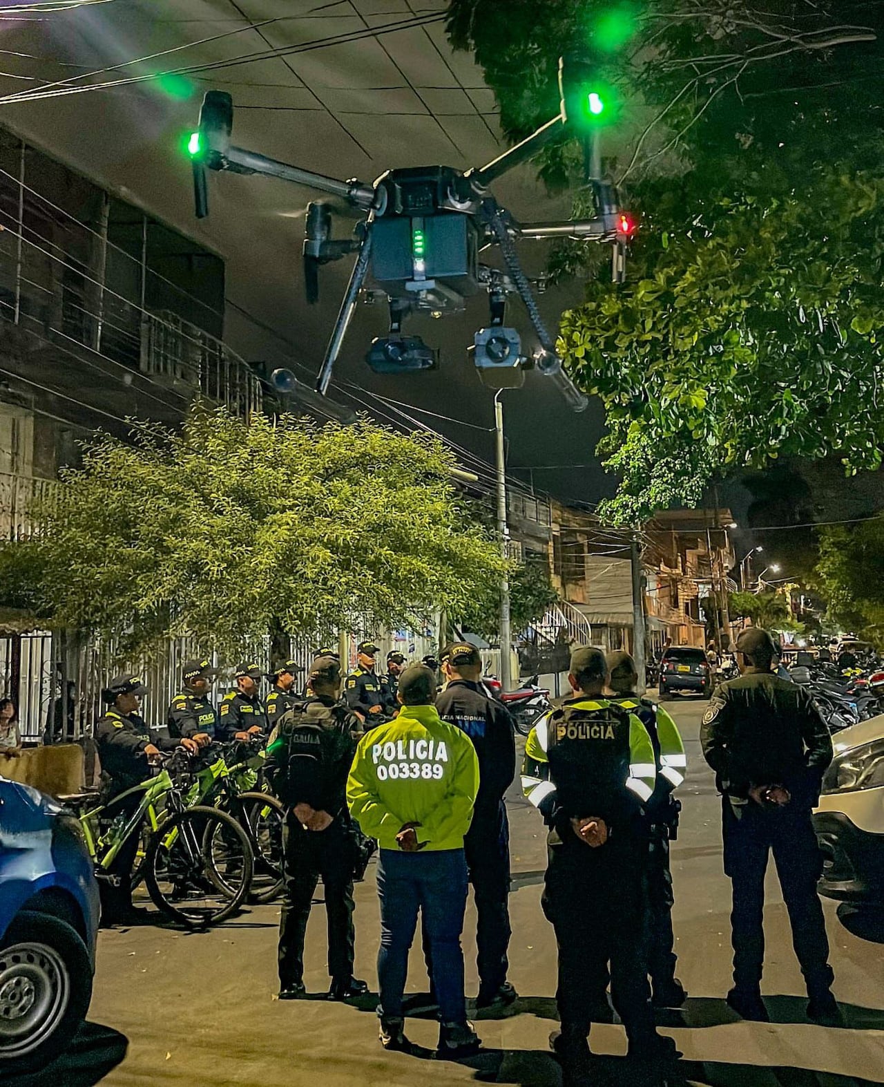 El sistema está compuesto por cuatro drones de alta capacidad, equipados con cámaras 4K, visión infrarroja, sensores de calor y un rango operacional de hasta ocho kilómetros.