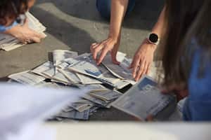 Cierre de Urnas en Medellin, tarjetones conteo