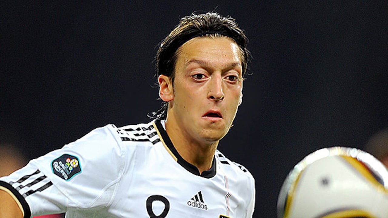 Mesut Özil se convirtió en el fichaje más caro en la historia del club inglés.