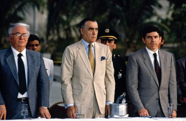 Belisario Betancurt, Julio Mario Santo Domingo y César Gaviria.