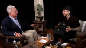 Westcol mientras se disponía a entregarle los regalos al expresidente Álvaro Uribe.