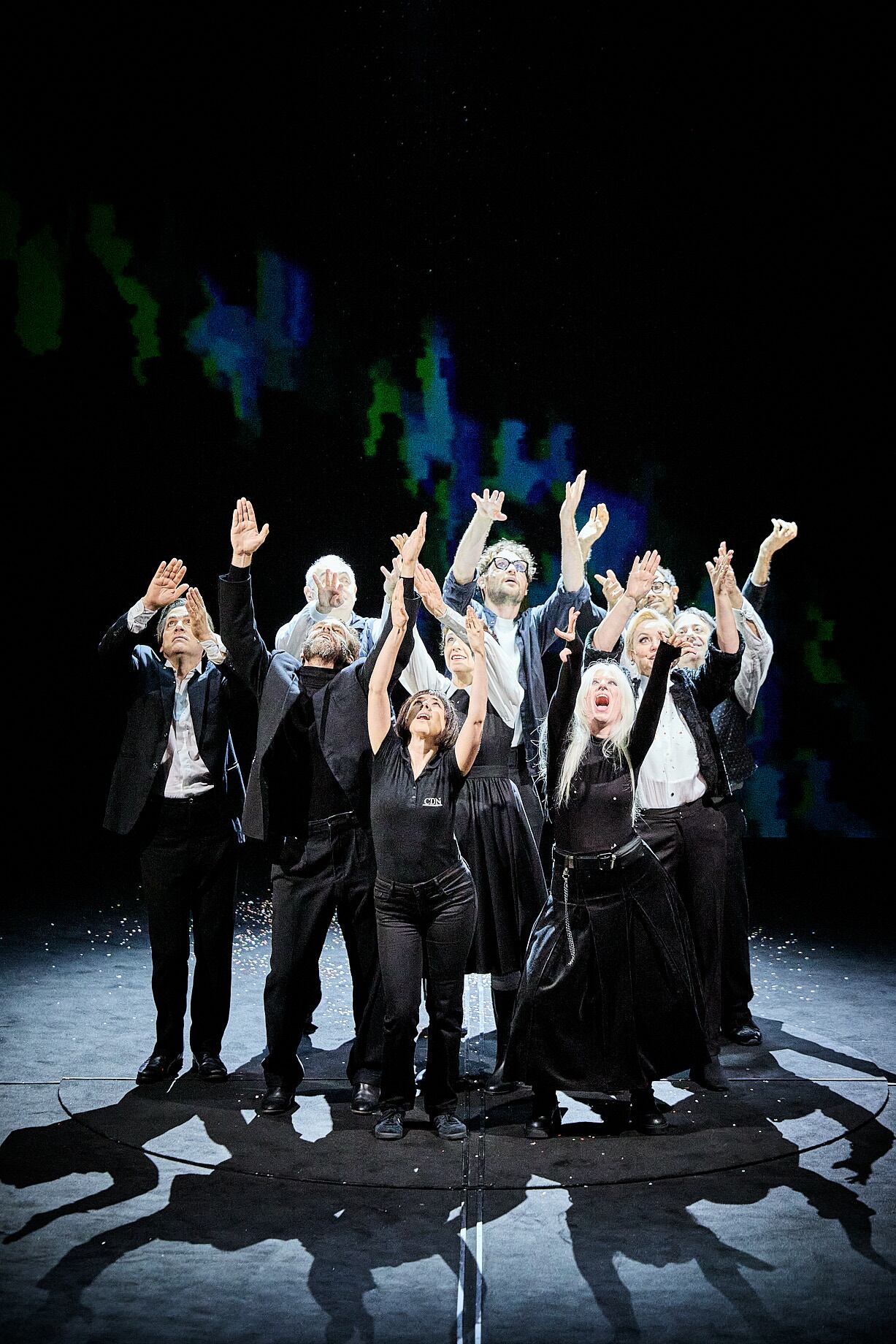 'LA GAVIOTA', una presentación como pocas, se presenta en el Festival d'Avignon. 

El texto de Antón Chejov, adaptado y puesto en escena por Chela De Ferrari, con colaboración y dramaturgia de Luis Alberto León, Melanie Werder y música de Nacho Bilbao. La actúan los actores invidentes Patty Bonet, Miguel Escabias, Emilio Gálvez, Belén González del Amo, Antonio Lancis, Domingo López, Eduart Mediterrani, Paloma de Mingo Heras, Lola Robles, Agus Ruiz, Macarena Sanz y Nacho Bilbao.