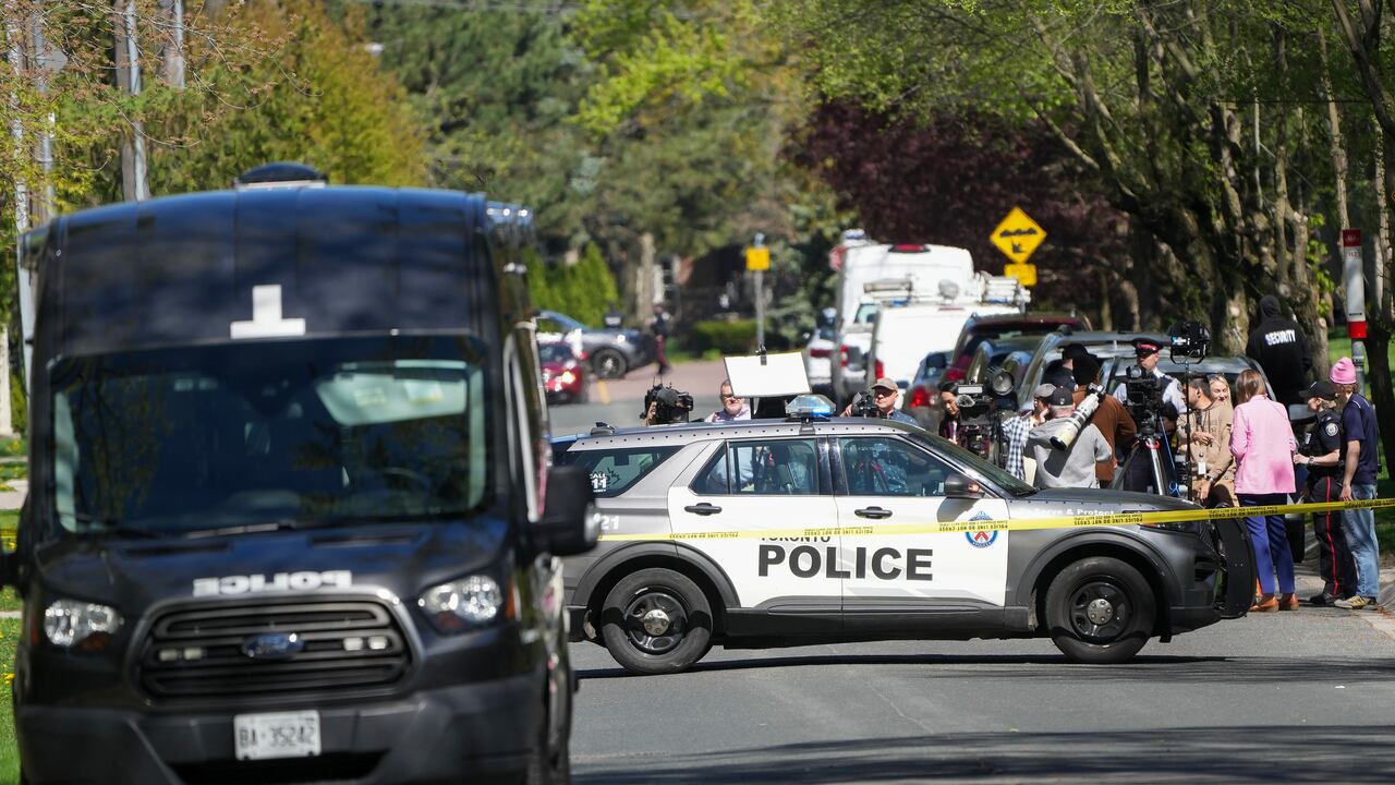 Los medios esperan una conferencia de prensa mientras la policía de Toronto investiga un tiroteo afuera de la mansión del magnate del rap Drake en el vecindario Bridle Path de Toronto