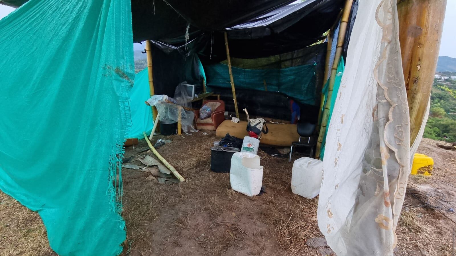 Desalojan, otra vez, a invasores en el cerro de La Antena, en Cali.