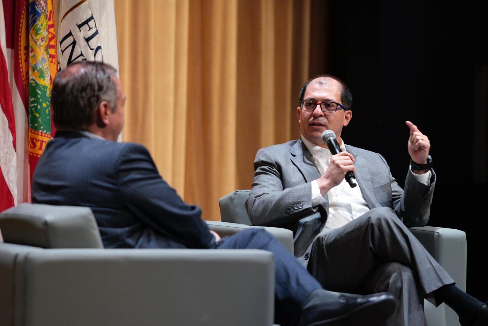 El exfuncionario se refirió a la situación política y social en Colombia